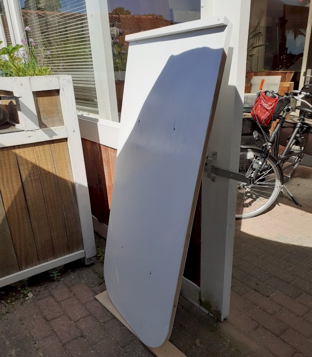 De bodemplaat van de slee in de grondverf onderstel slee, de bodem in de grondverf