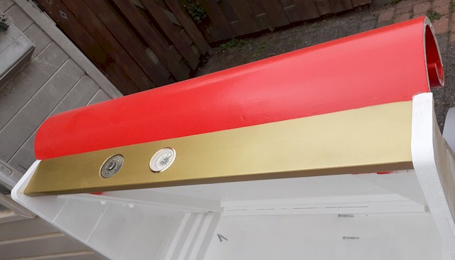 Dashboard met instrumenten in goud geverfd