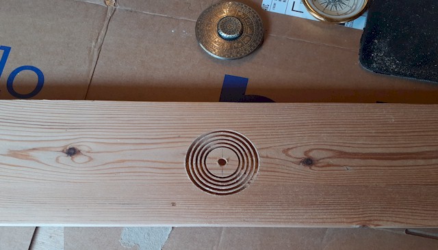 Gaten voor instrumenten maken op het dashboard van de slee